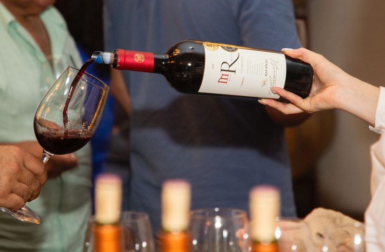 La industria vitivinícola chilena apuesta por menos volumen y mayor valor destacando calidad y sustentabilidad en sus envíos. Foto Viña Ravanal