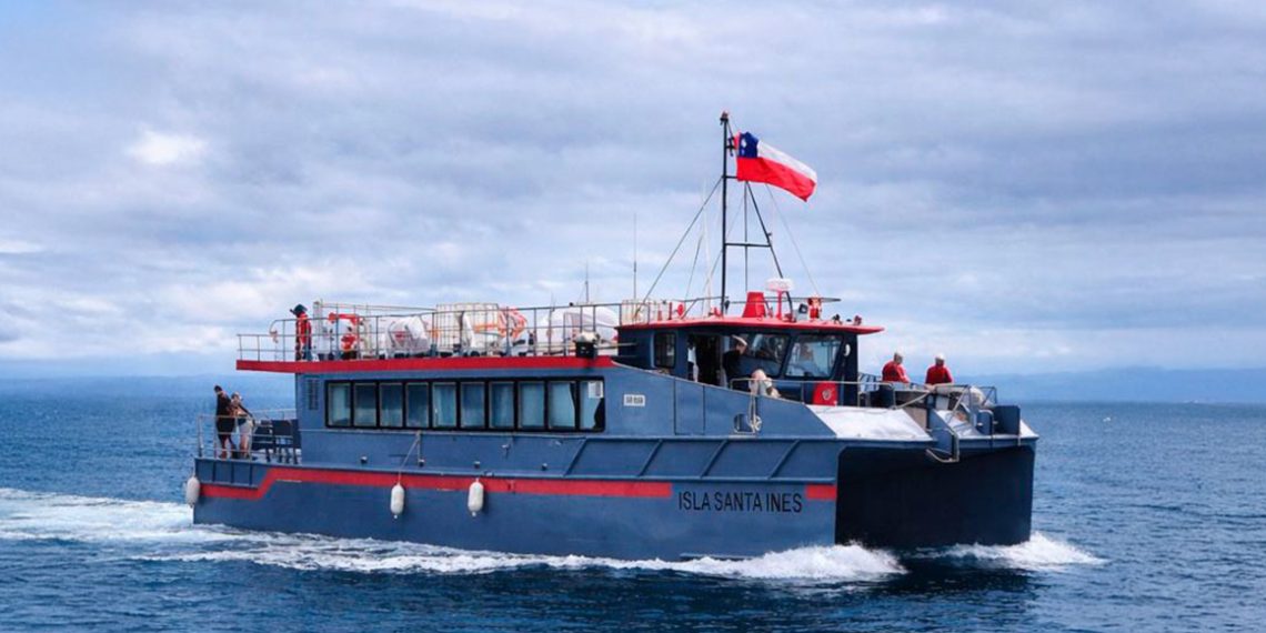 El catamarán Santa Inés una embarcación especialmente diseñada para navegar los canales australes.