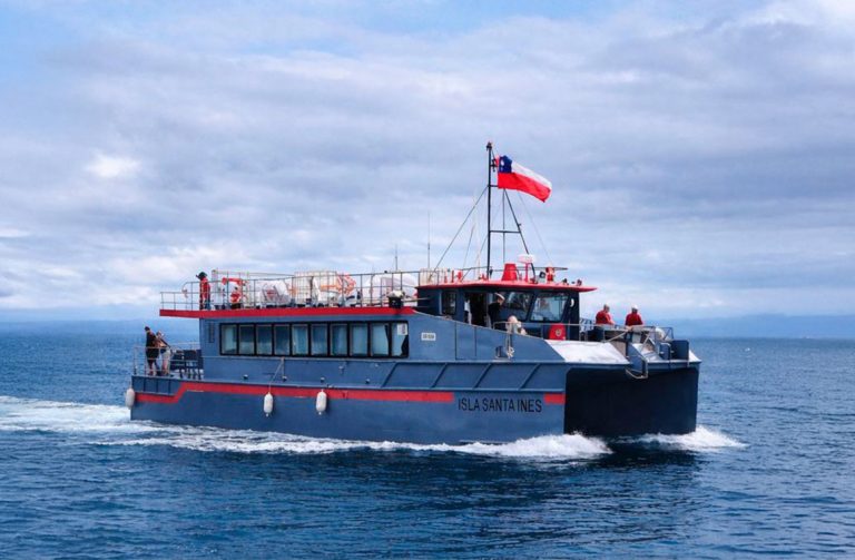 El catamarán Santa Inés una embarcación especialmente diseñada para navegar los canales australes.